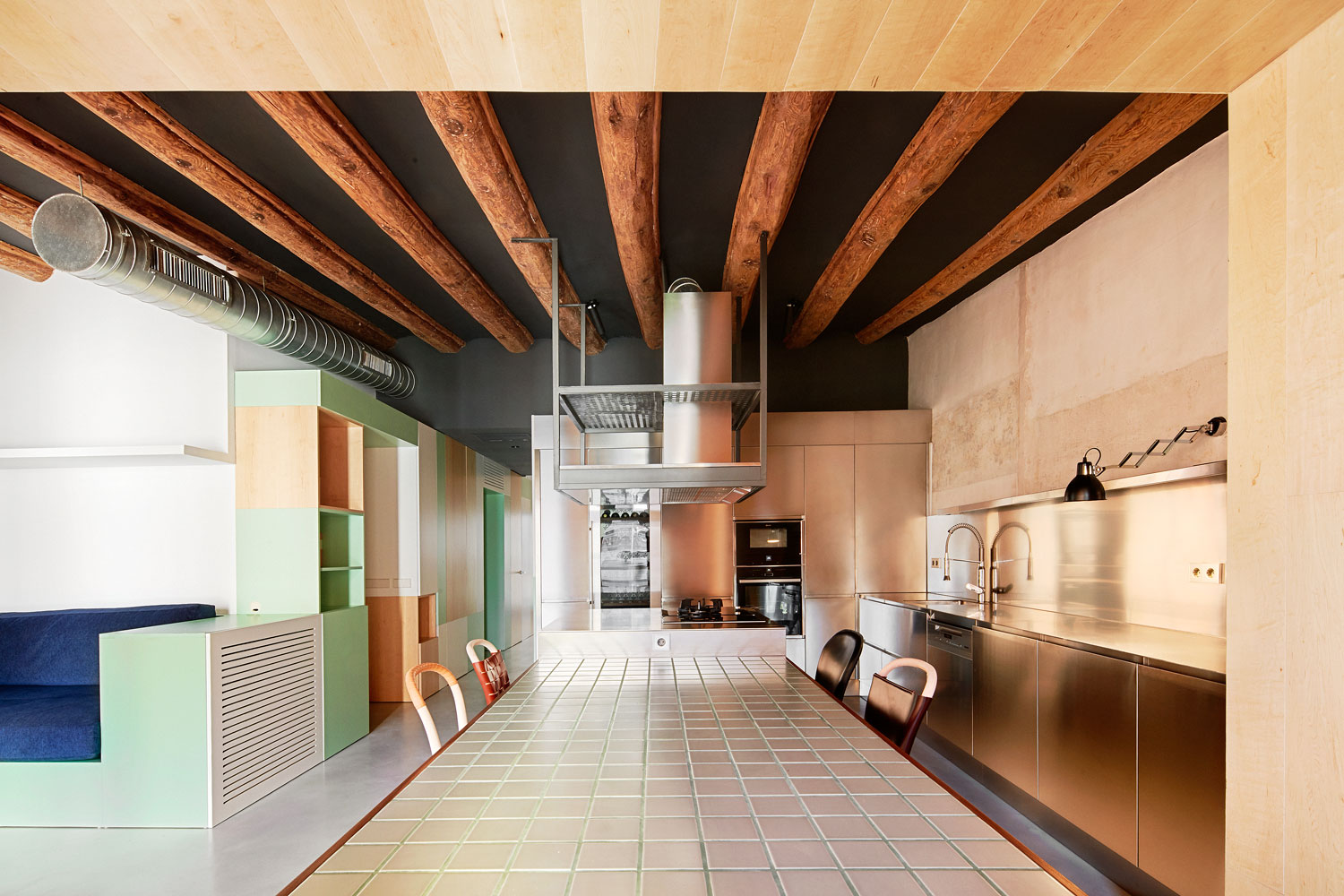 巴塞罗那工业风公寓，家具分隔空间打造开放式生活-1