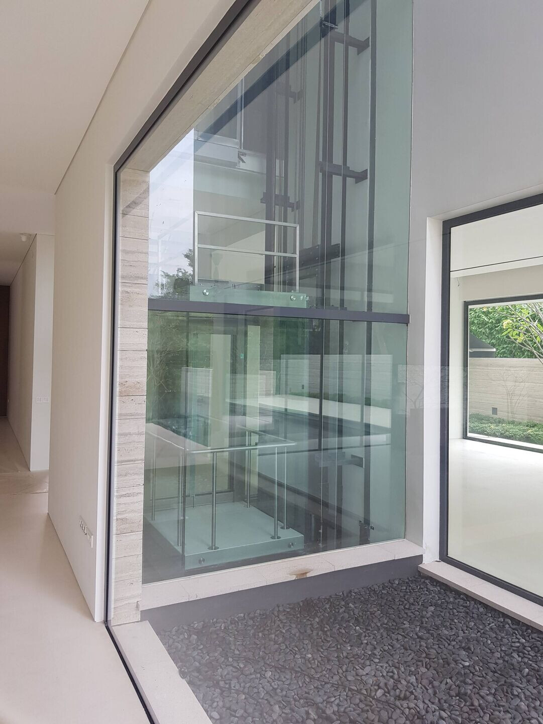 新加坡植物园旁的无框玻璃电梯别墅-14