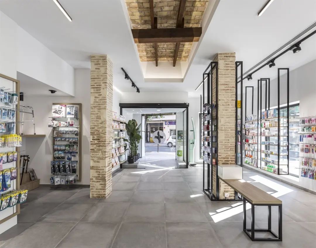 老建筑内的现代药店设计-3