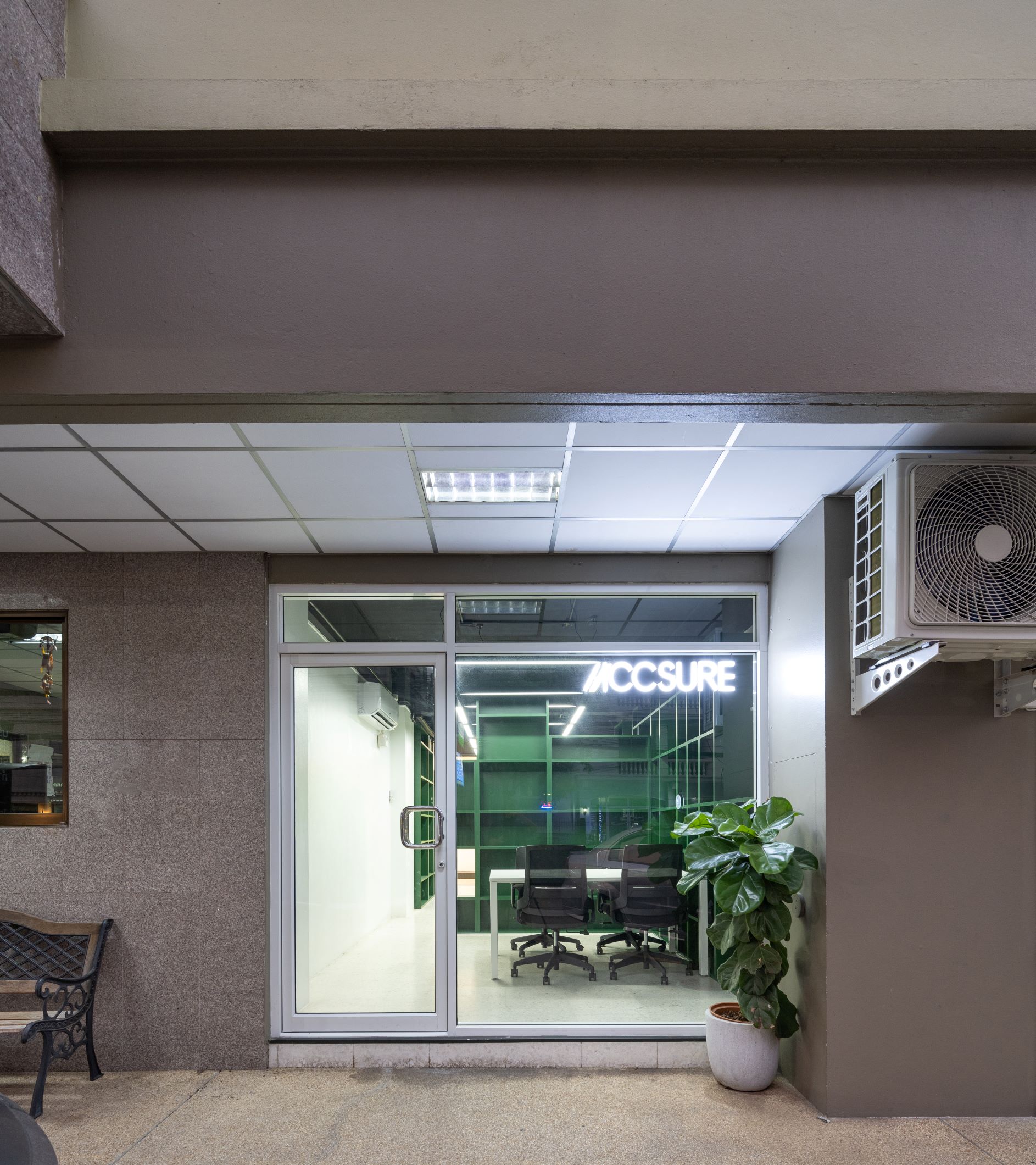 曼谷小型审计办公室的绿色木柜创意设计丨泰国曼谷-22