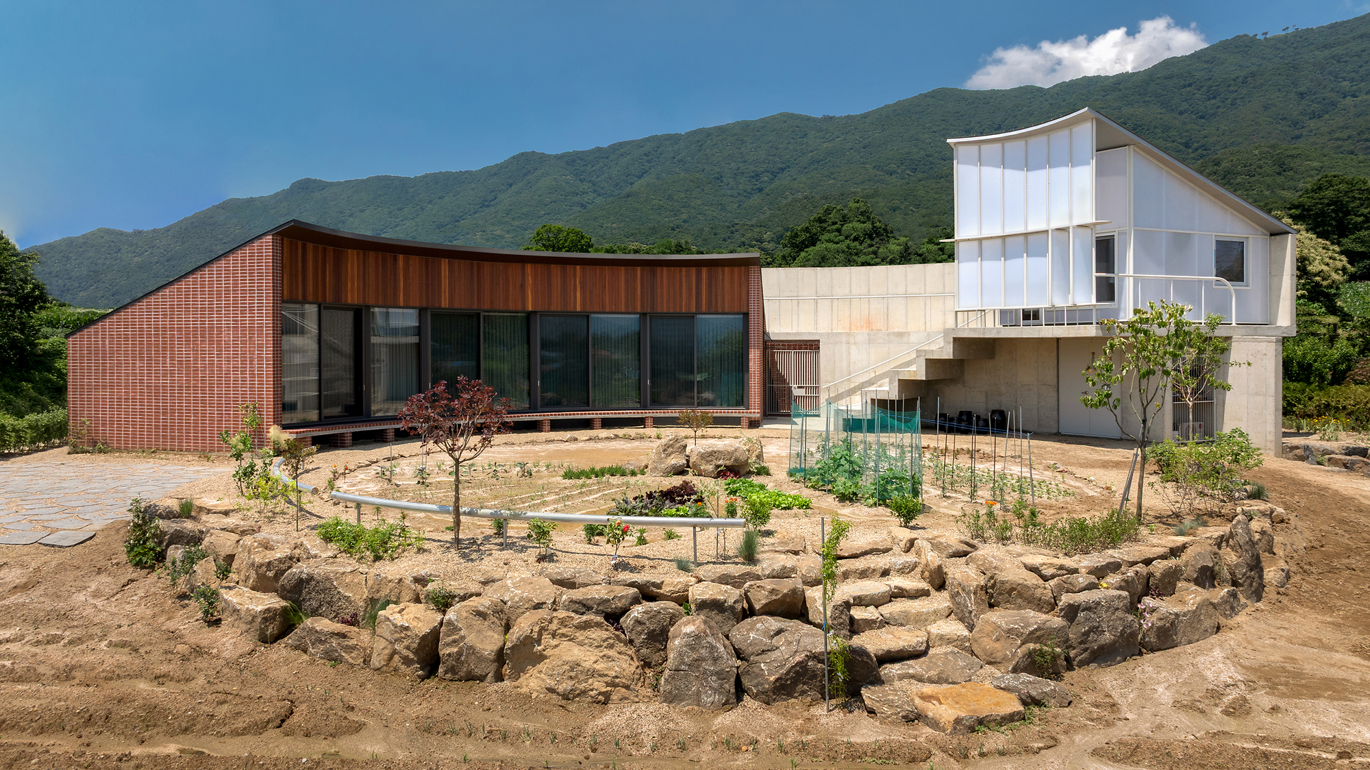 A House that Embraces Its Vegetable Garden  / sukchulmok+BRBB Architects-26