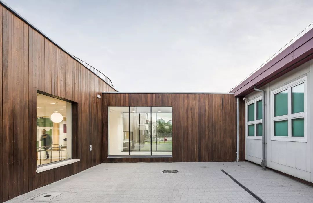 波兰幼儿园 | 犹如漂浮的小岛，鼓励孩子欢快奔跑-11