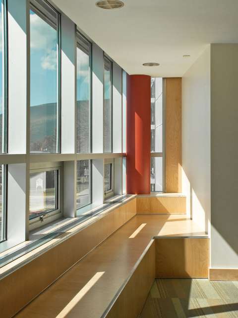 米德尔塞克斯社区学院许可机构——伯克希尔公寓（注：这里假设MCLA是米德尔塞克斯社区学院许可机构，如果没有更多背景信息，MCLA难以精准判断一般MCLA可能指米德尔塞克斯社区学院许可机构，但也可能有其他含义，比如莫霍克谷社区学院联盟等若这不是你想要的结果，请提供关于MCLA的更多背景信息） 丨美国丨Kuhn Riddle Architects-13