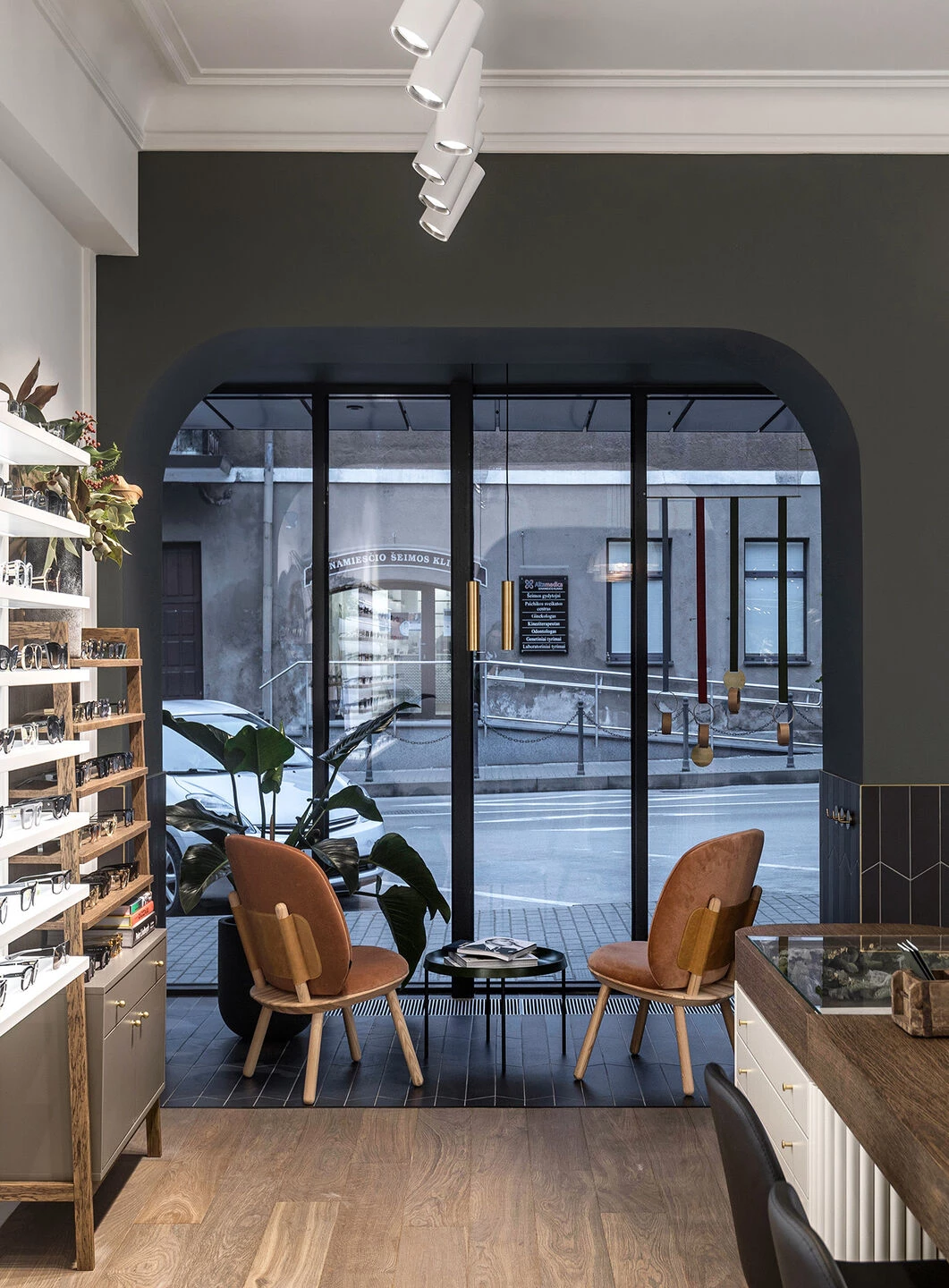 温馨家居氛围中的独特眼镜店设计丨立陶宛考纳斯丨INT2 architecture-16