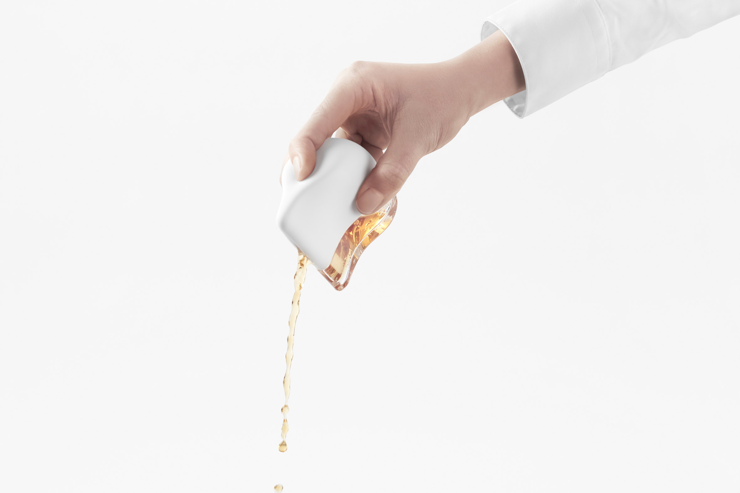 Nendo creates kitchenware lids that imitate hand movements-6
