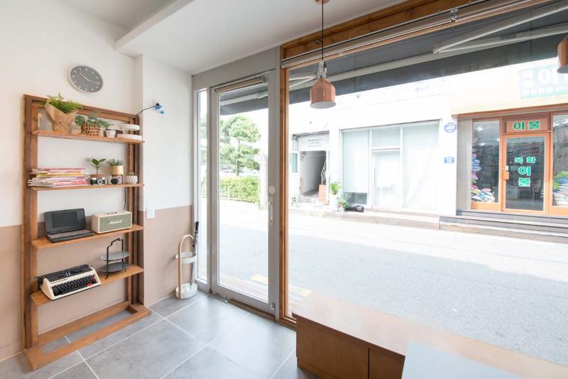 女性化简约风 9 坪甜品店设计-10