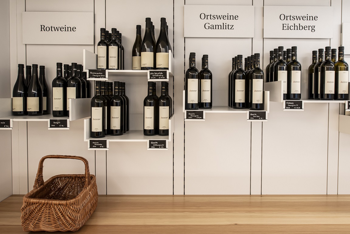 奥地利酒庄 Sattlerhof 销售空间设计丨umdasch Store Makers-9