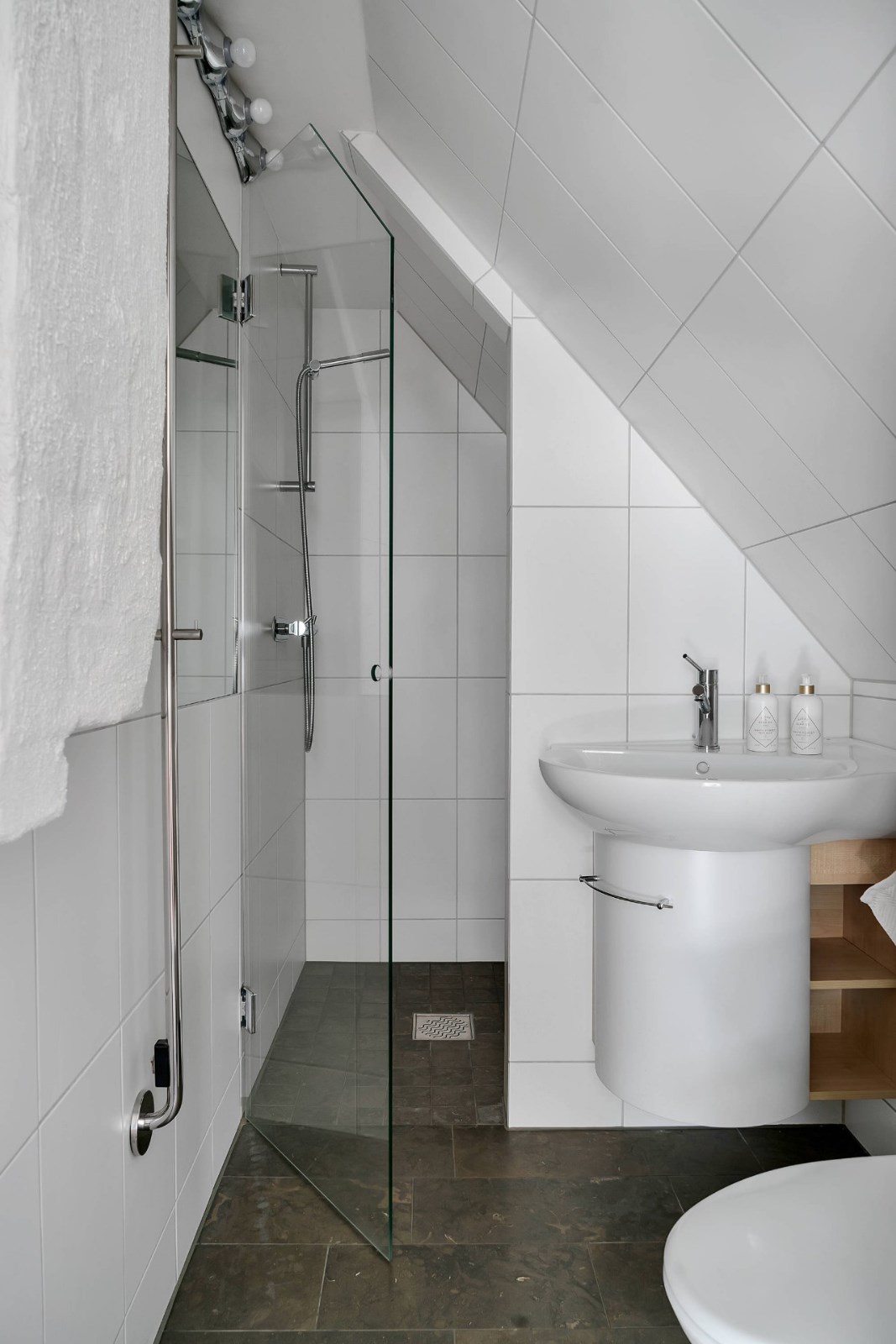 斜屋顶难驾驭丨106㎡ 的阁楼 这样设计就很好-36