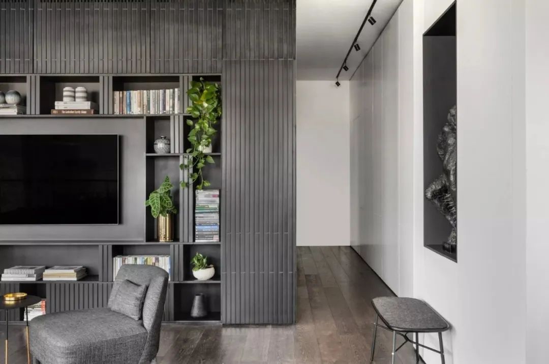 Aviram Kushmirski 打造轻奢风空间，黑白色调与实木地板的完美搭配-112