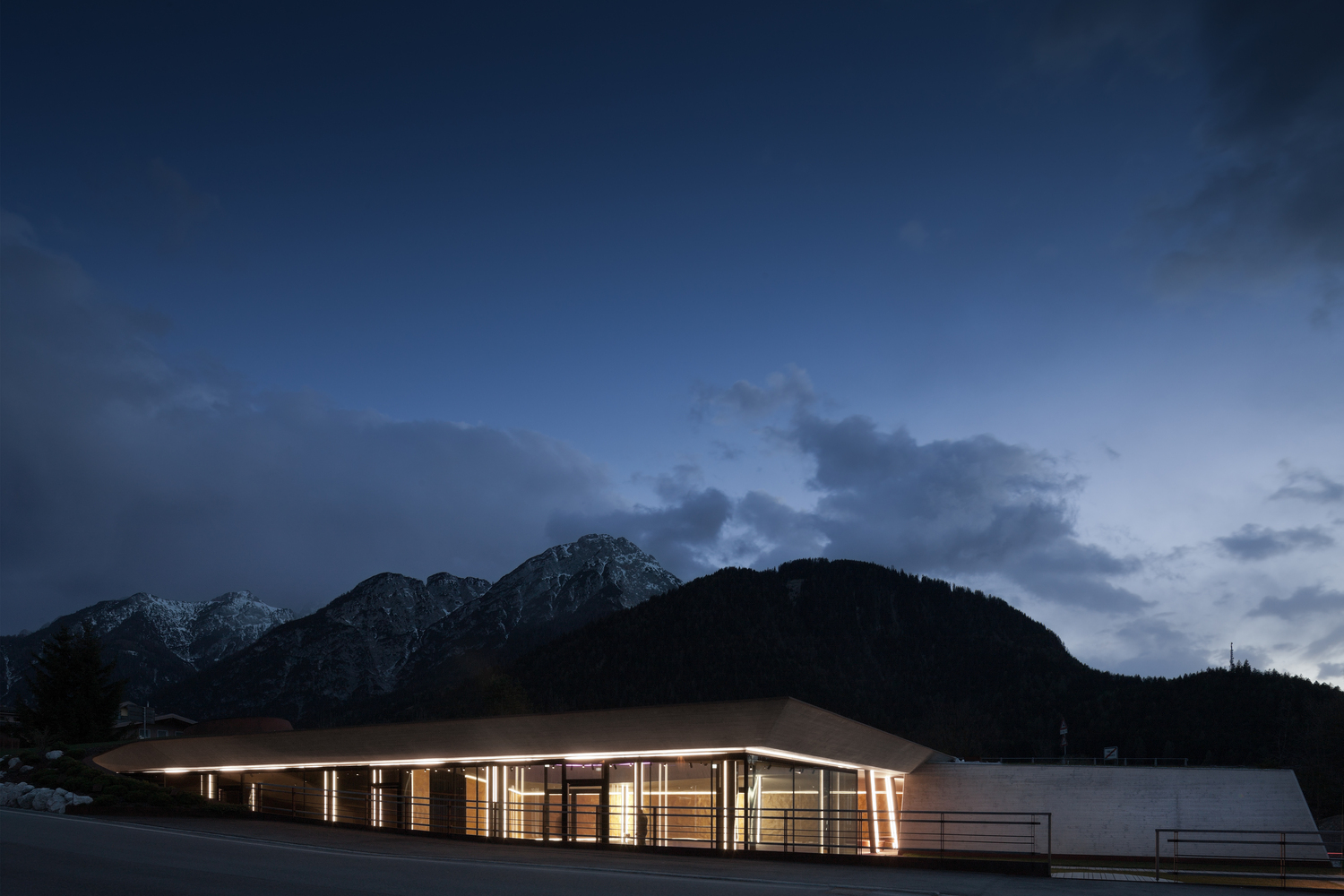 弗朗茨·克拉勒品牌南蒂罗尔地区奢侈品购物建筑设计-90