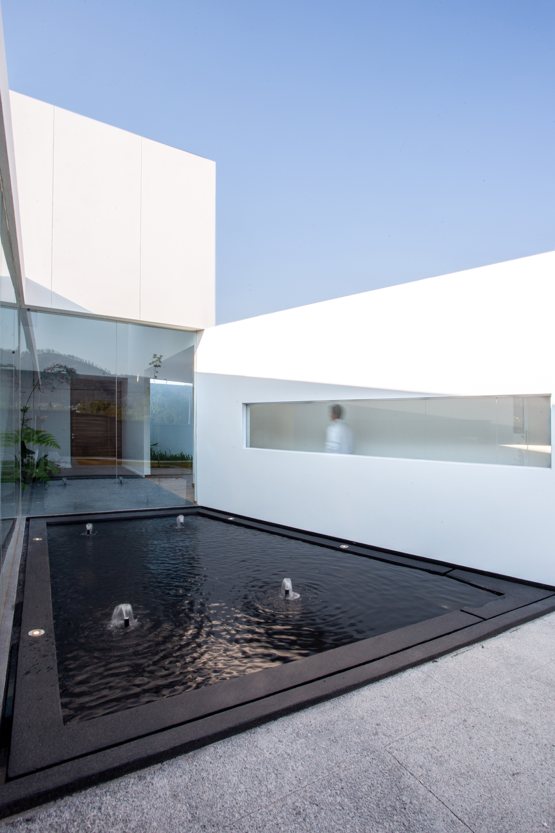 墨西哥梯形绿意住宅-16