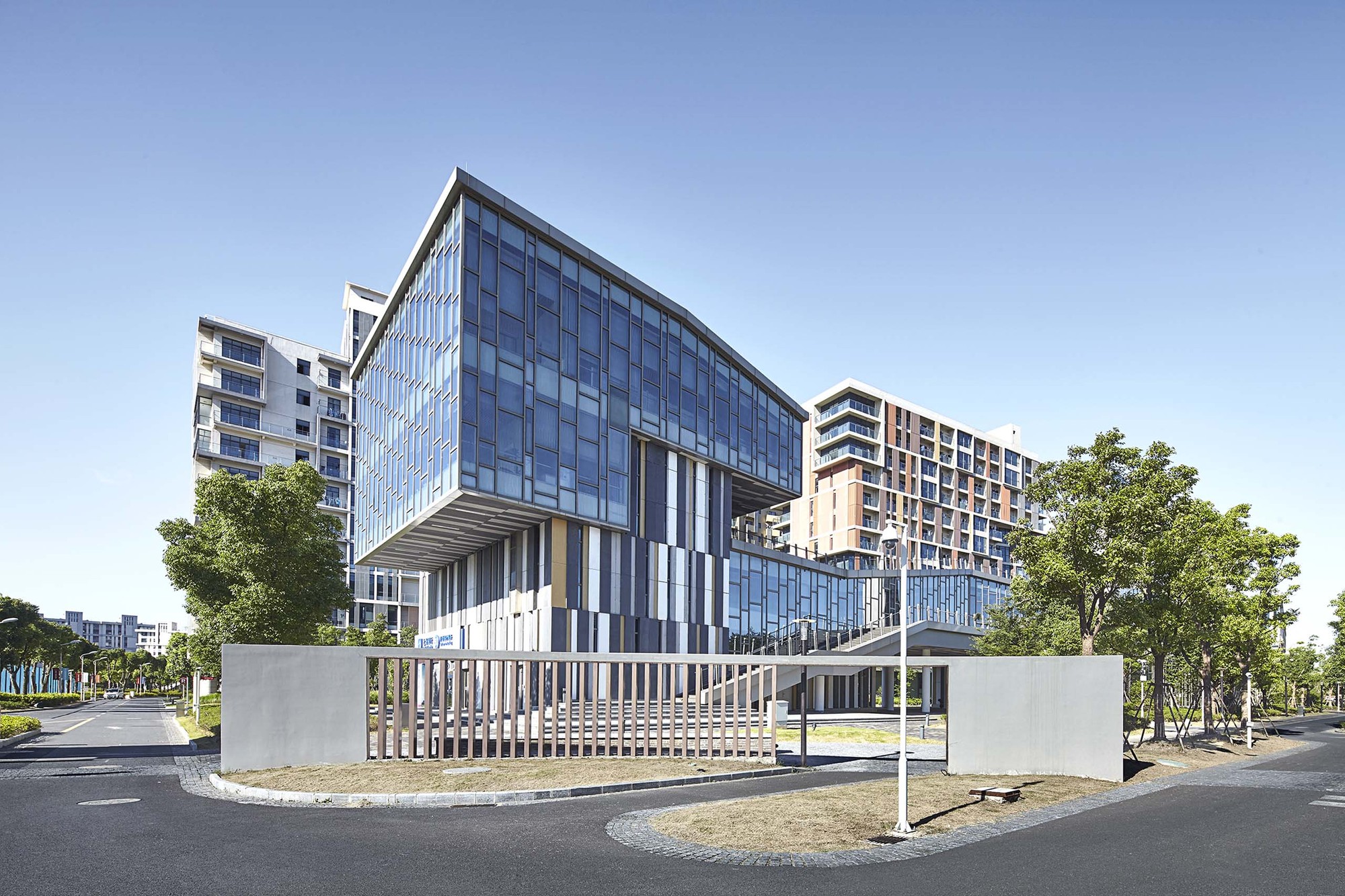 Living Area for Teachers and Students of USST / TJAD-40