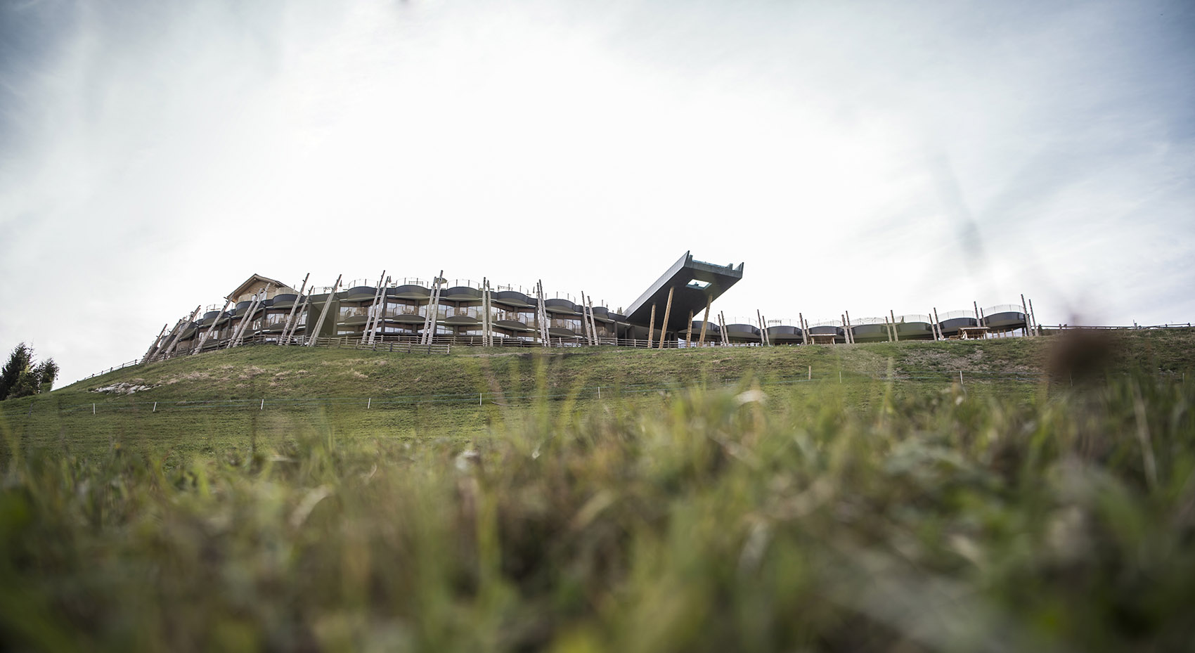 游弋于天地间 & 拥有漂浮大泳池的意大利Hubertus 酒店 / noa* -3