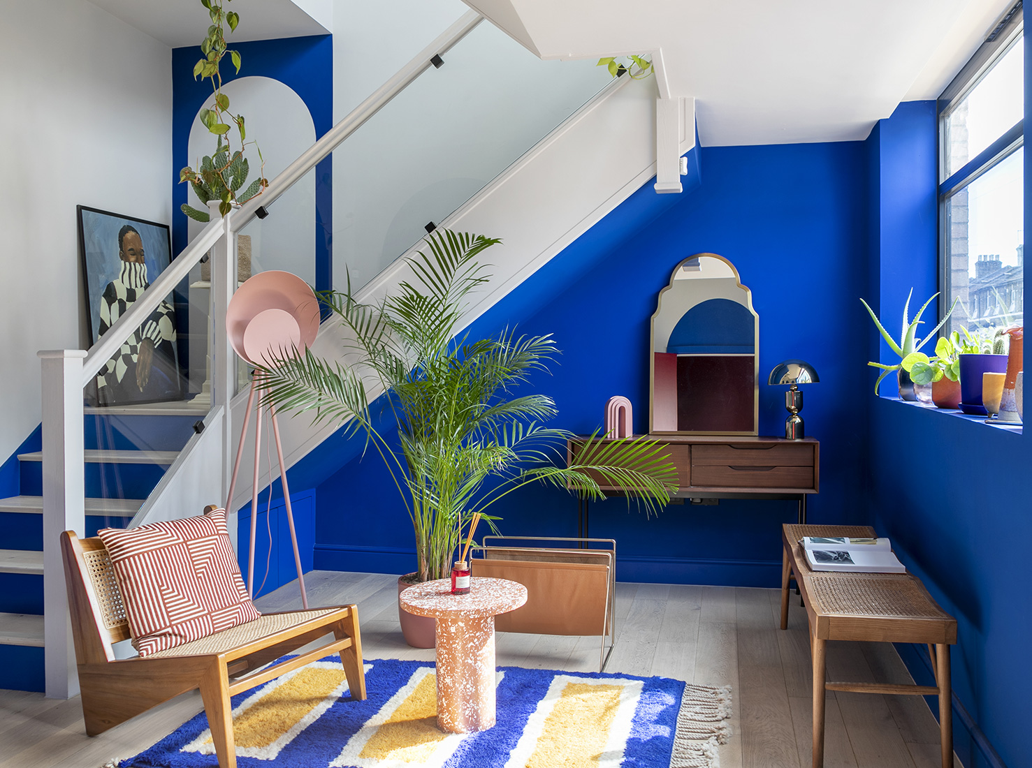 Цвет в интерьере: красочный таунхаус в Восточном Лондоне-1