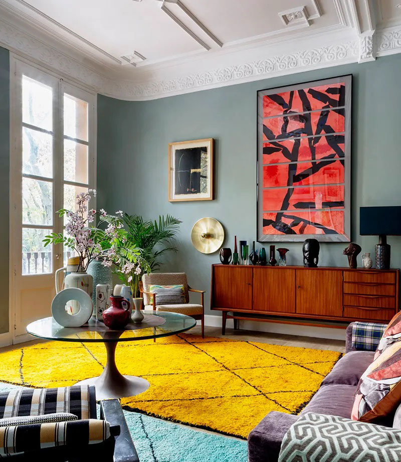 巴塞罗那现代主义建筑中小公寓的鲜艳设计-1