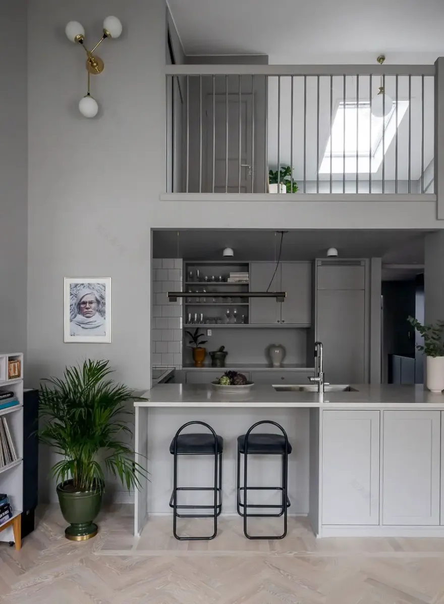 30 年代瑞典建筑中的温馨灰色家庭复式公寓-4