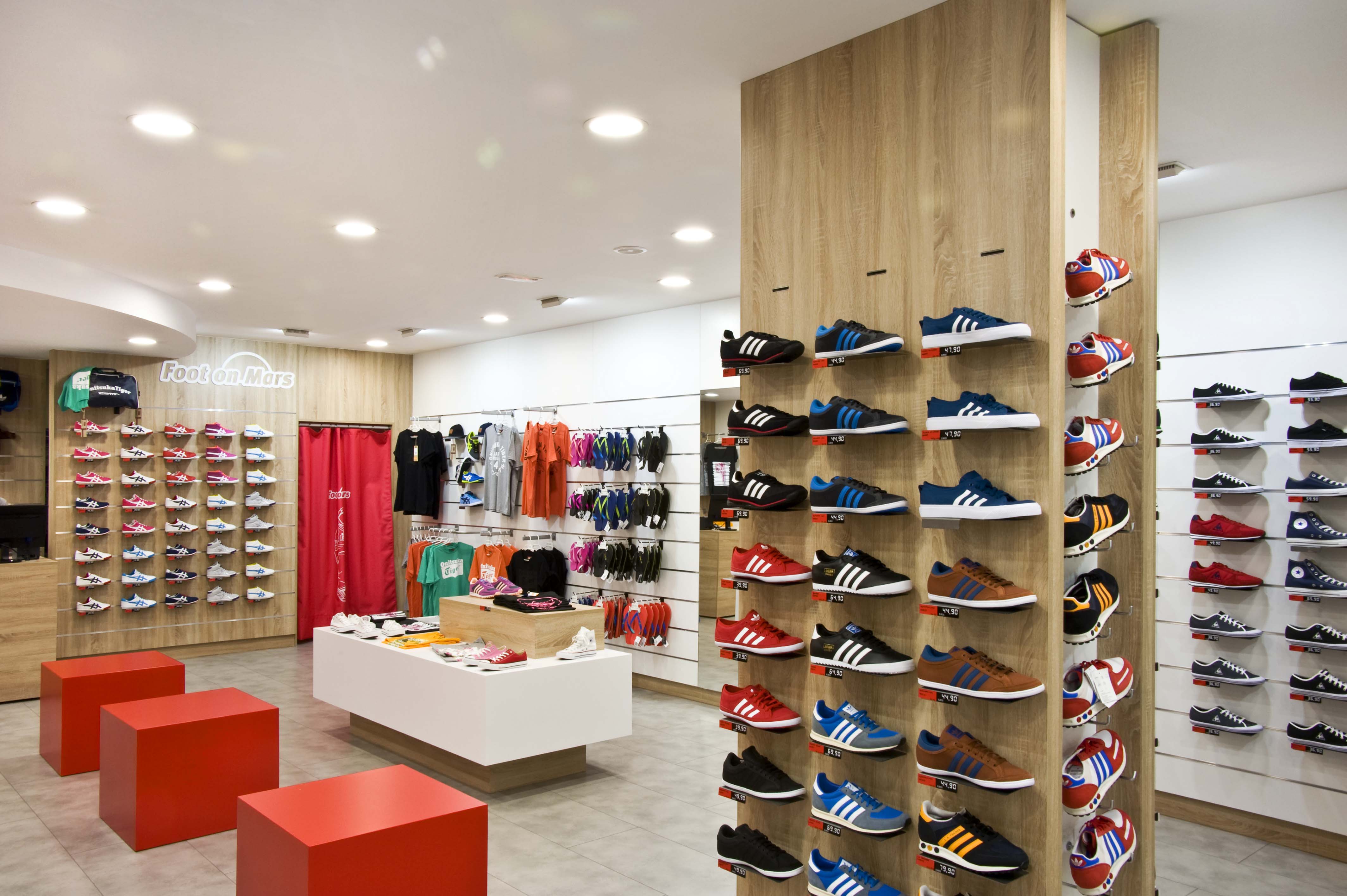 《火星之足》西班牙店 时尚运动鞋展示空间-6