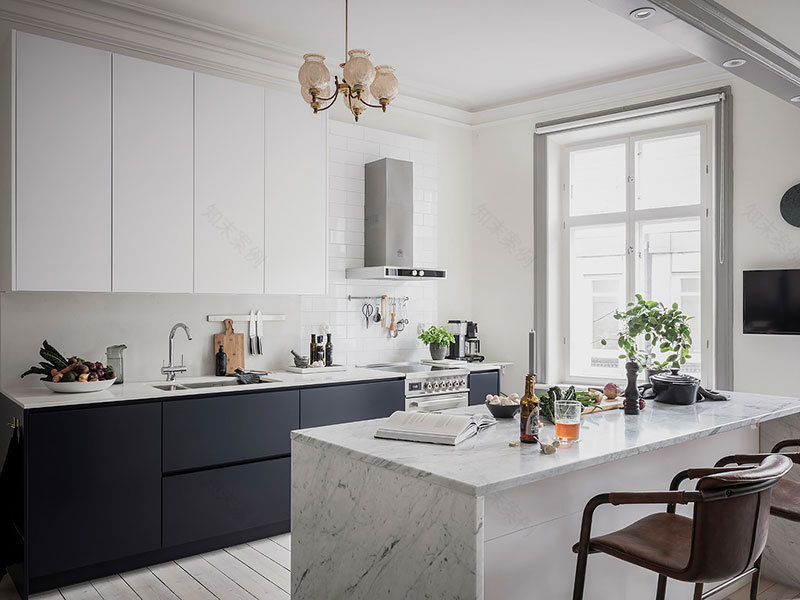 惊艳的斯堪的纳维亚公寓 | 经典与时尚的完美结合-13