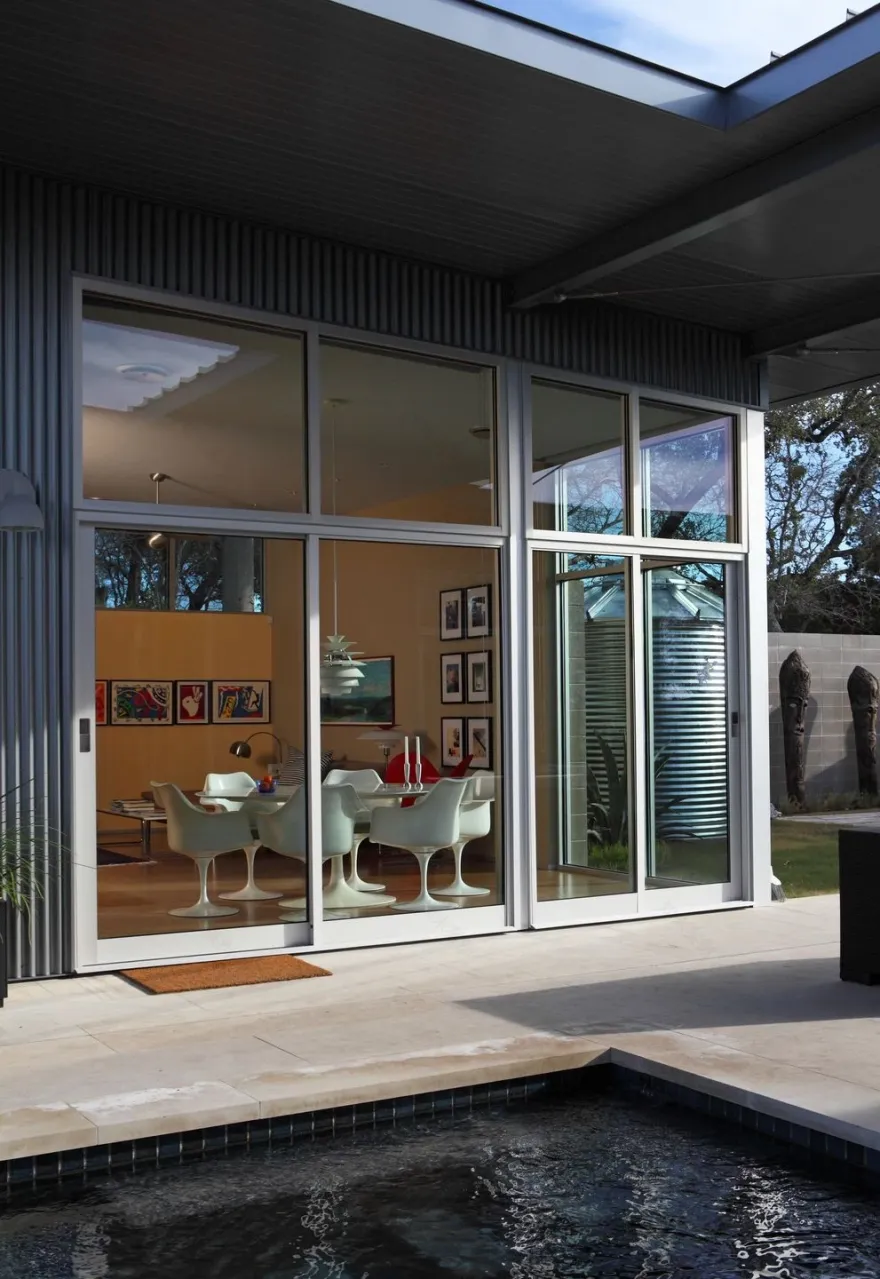 德州奥斯汀的"Villa Nuevo" | 夏日遮阳,室内外生活和谐共生-30