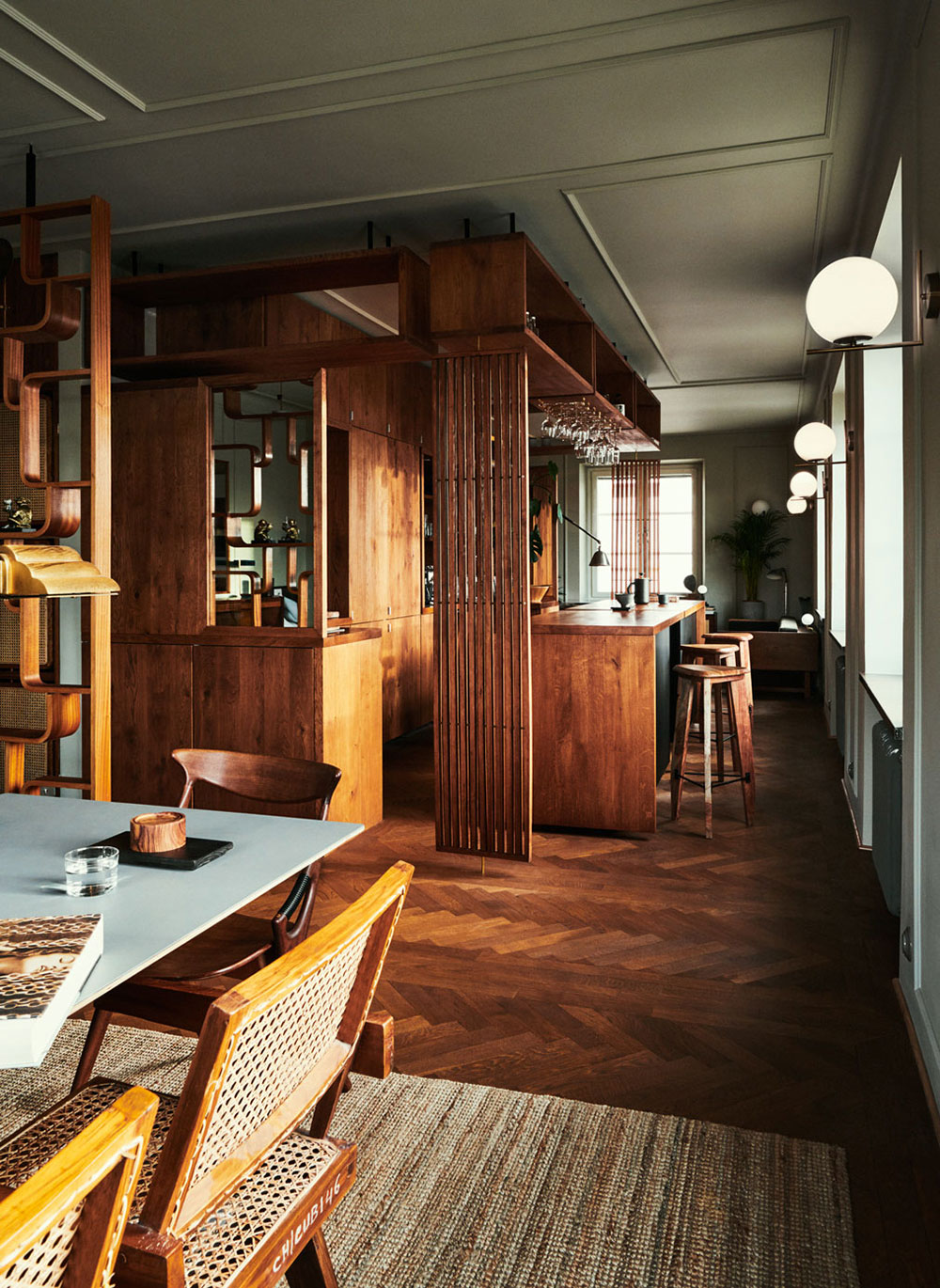 斯德哥尔摩摄影师公寓 | 深色调与木元素的时尚混搭-10