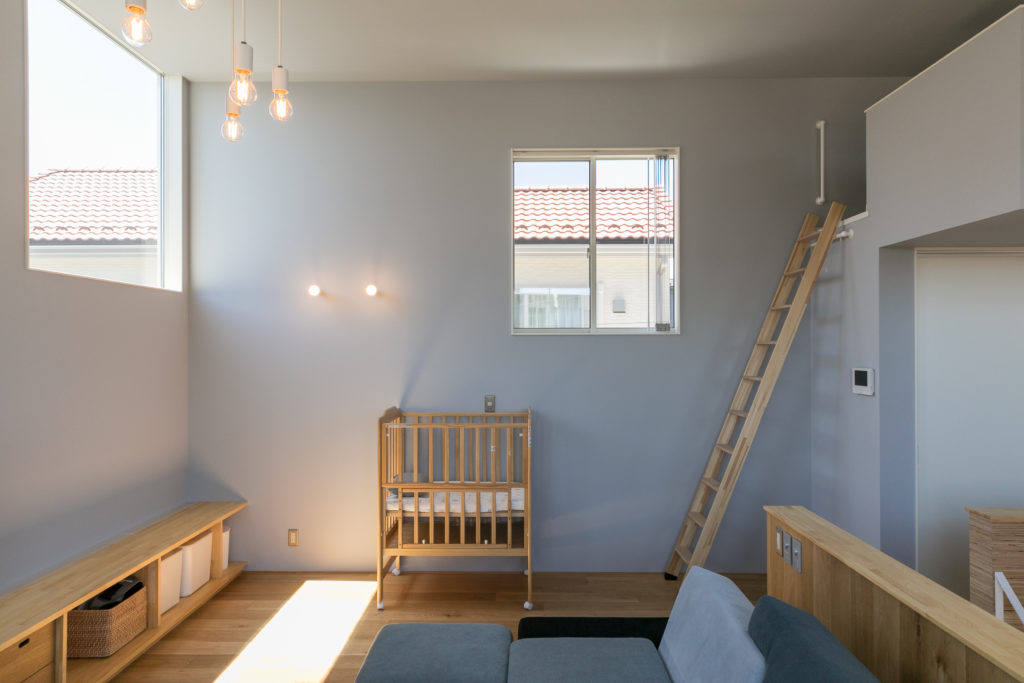 「大きな穴」が空間と家族をつなげる上下階をつなぐ吹き抜けがもたらす一体感温もりと開放感のある住まい | Style of Life | 100%LiFE-5