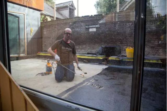 买不起“学区房”，他带2个女儿住进破马厩，花4年爆改，市价3300万!-57