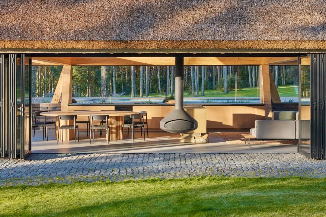 湖边森林中的钢构游泳池房丨立陶宛-20