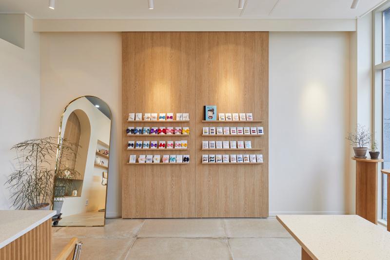 "白色与原木的 10 坪儿童家居店设计"-7