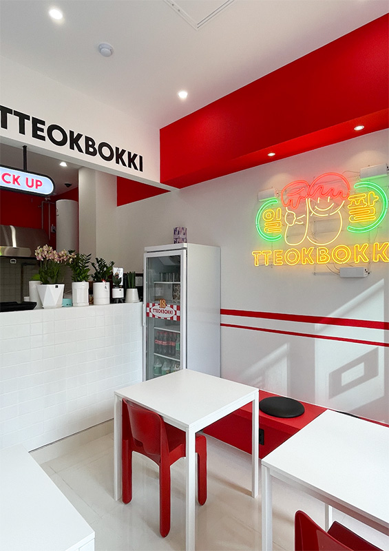 首尔韩式炒年糕餐厅 | 白色与红色的时尚碰撞-11