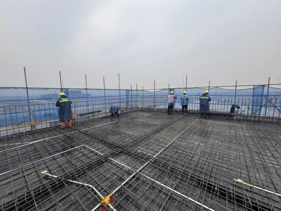 助力“中原出海”！中建八局中欧班列（郑州）集结中心—海关作业区施工总承包项目主体结构全面封顶-41