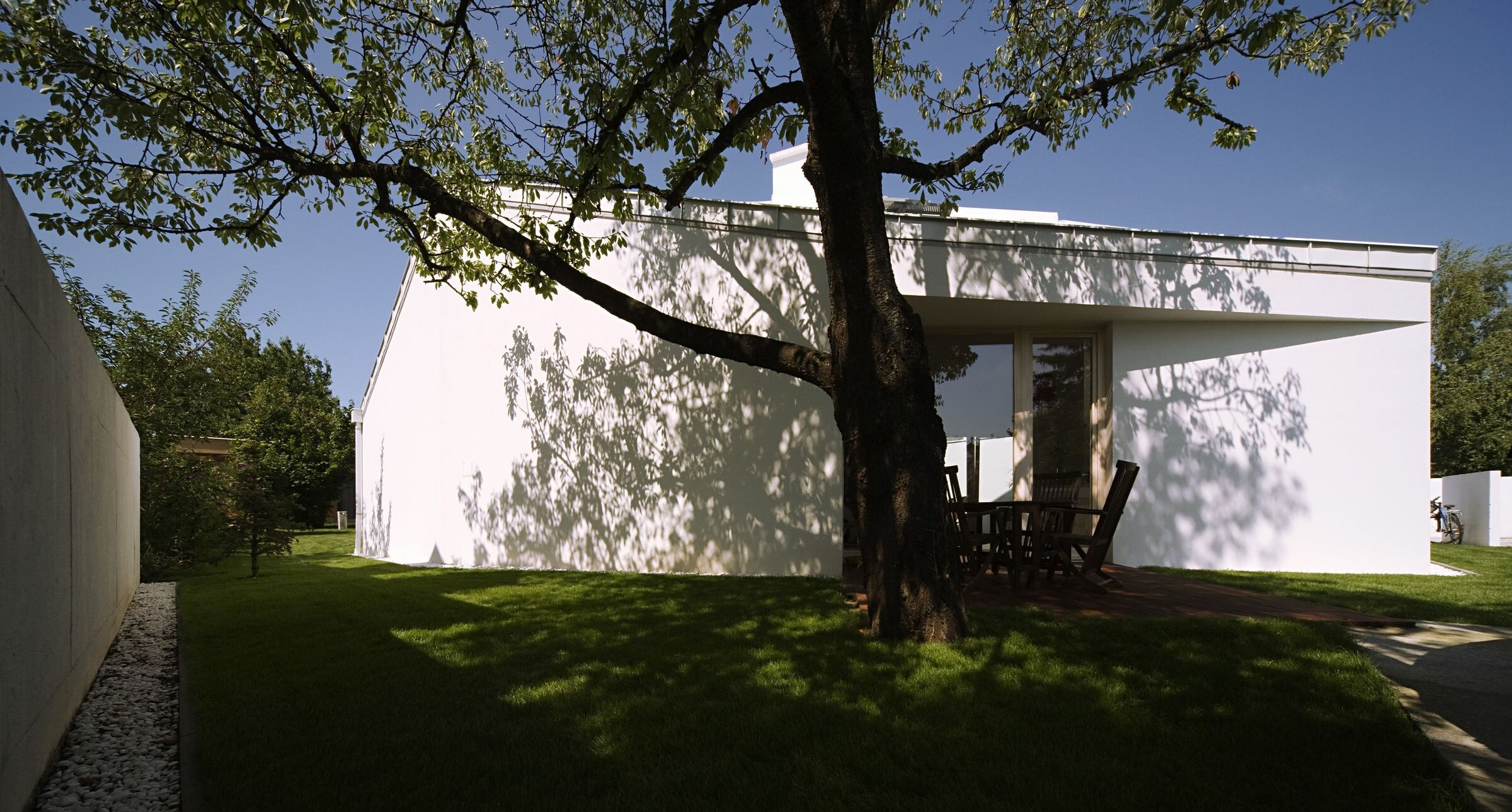 马蹄形湖边度假屋，融入自然的静谧空间-10