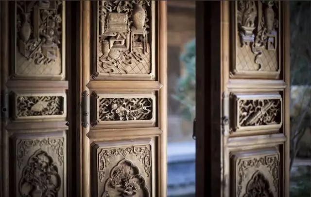 这家合院式精品酒店,拥有中国最大的剑川木雕群落-7