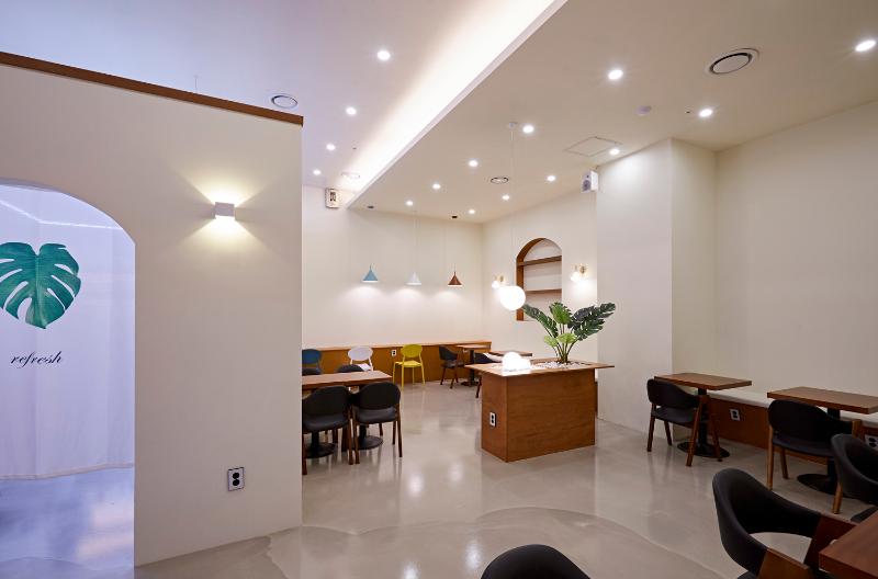 极简 25 平米咖啡馆设计，打造温馨原木空间-6