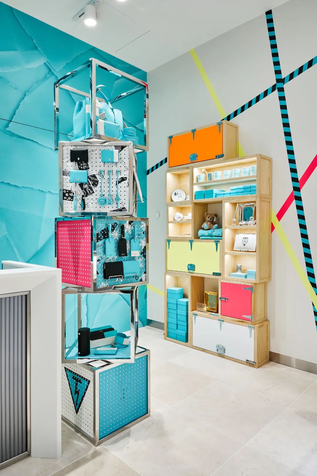 【519期】Tiffany Co( 蒂芙尼)最新快闪店设计，丰富的礼物周边，增加互动性-42