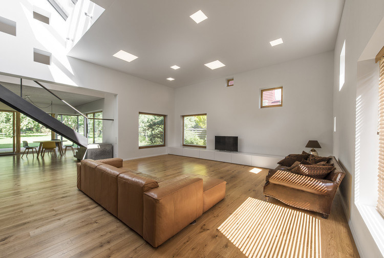 松树林中的现代住宅-9