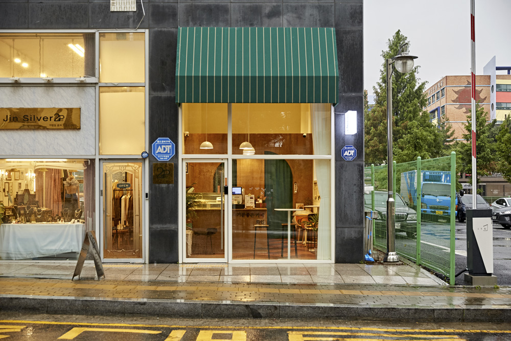 咖啡馆设计 | 愉悦心情的 10 平米咖啡厅-2