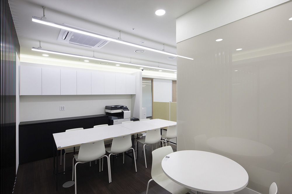 白色调打造 75 平米时尚办公空间-17
