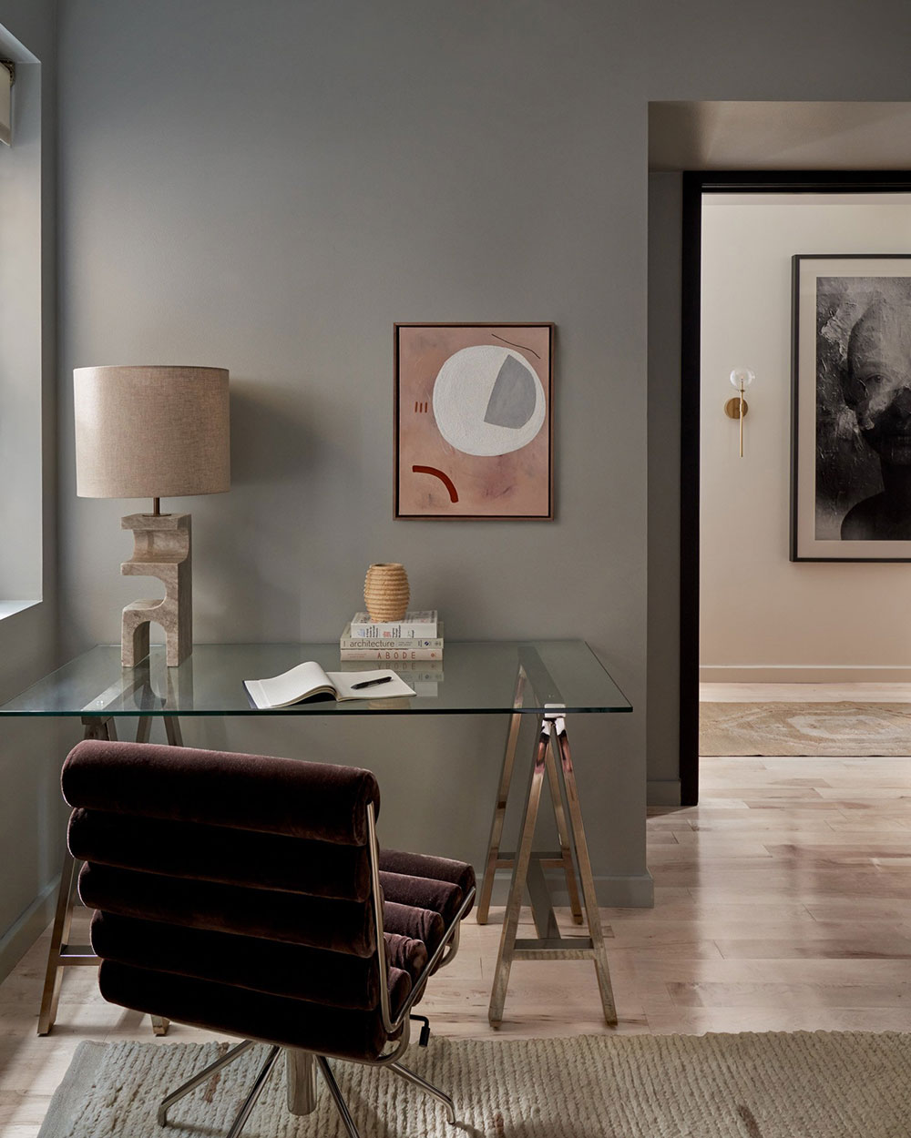 带有黑色细节和精致装饰的温馨现代纽约公寓-17