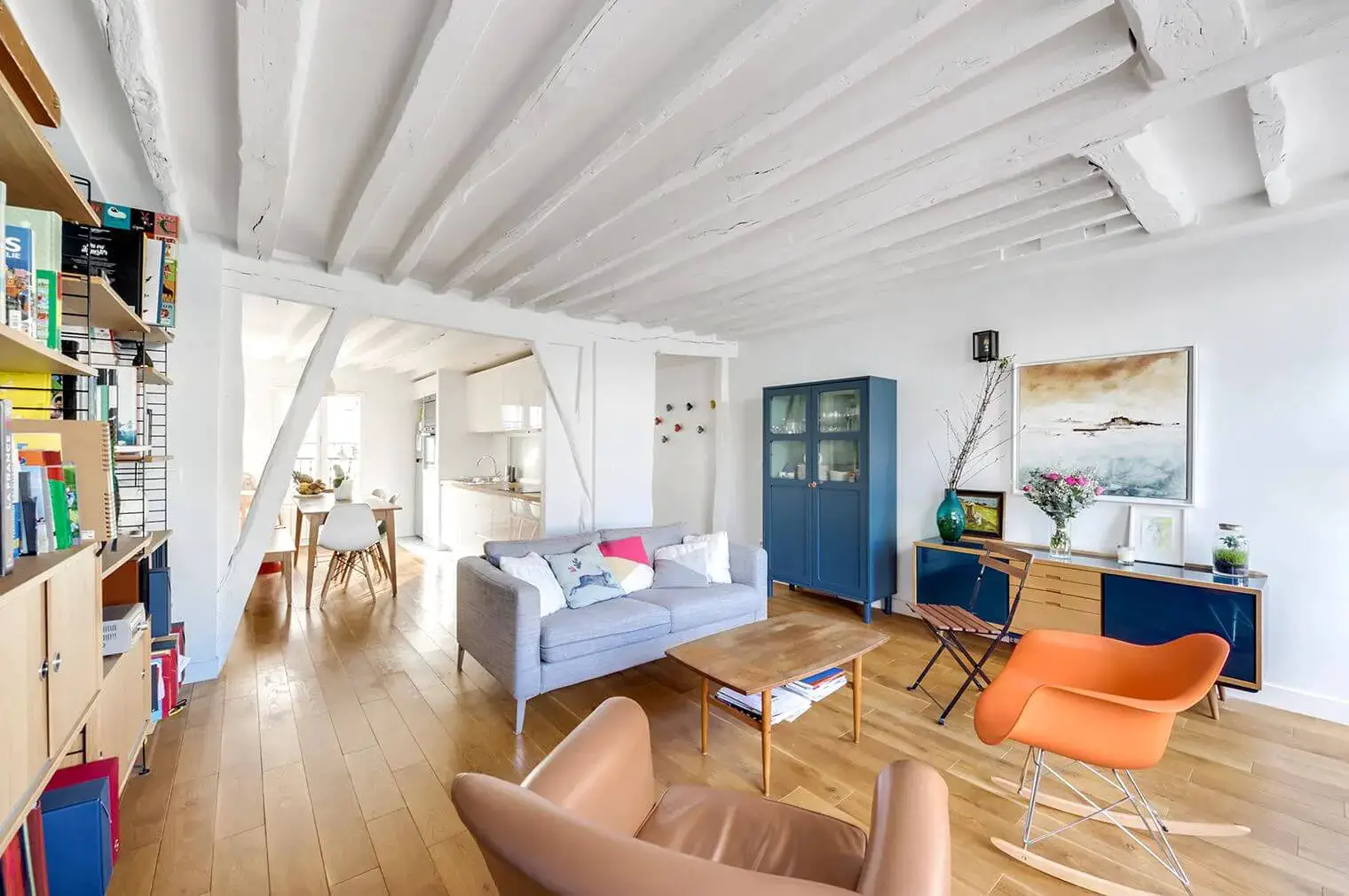 巴黎老建筑中焕然一新的家庭公寓设计-1