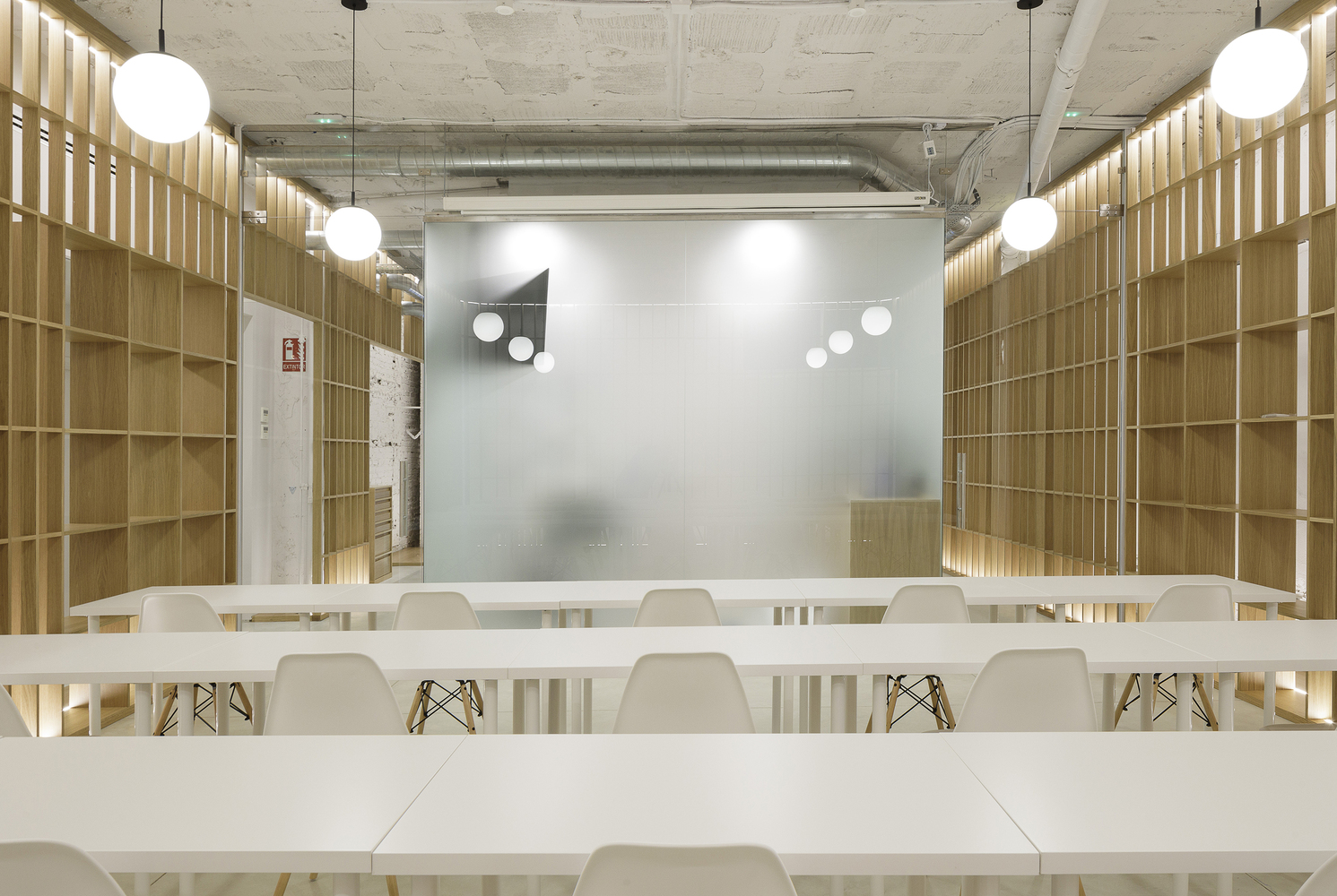 自然光与功能优化的牙科诊所设计-18