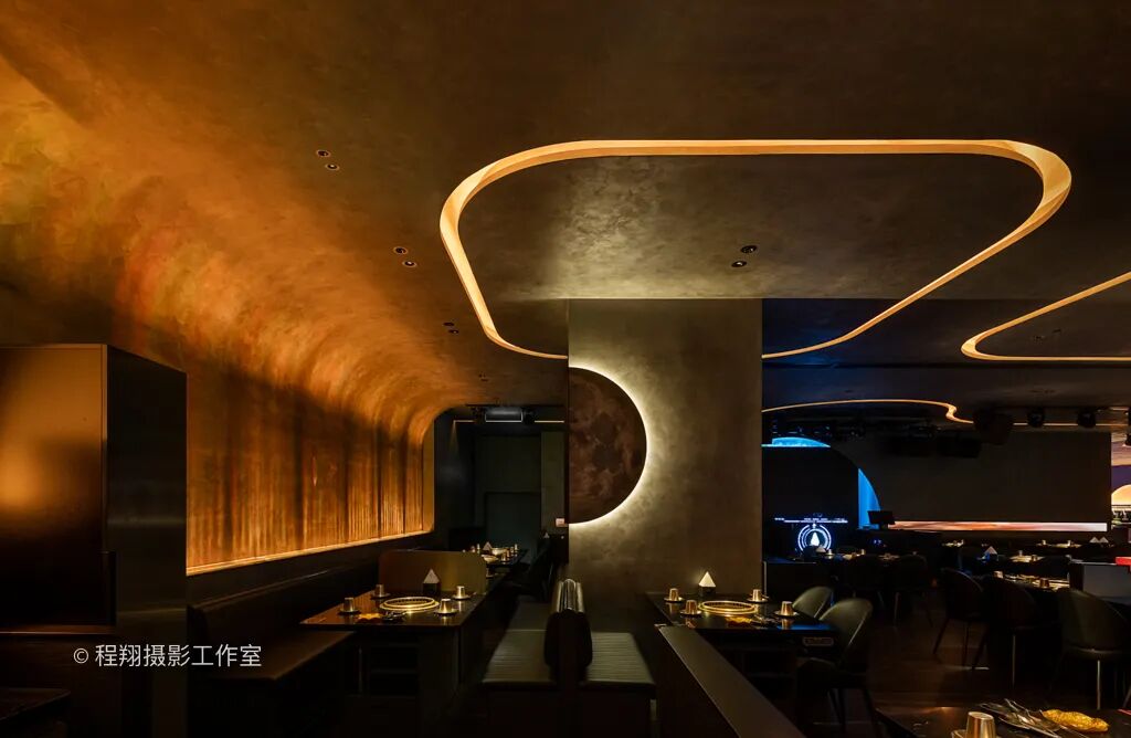 邂逅极光大漠畅享美食美酒｜海底捞旗下餐厅焰请烤肉铺子实景拍摄案例分享-18