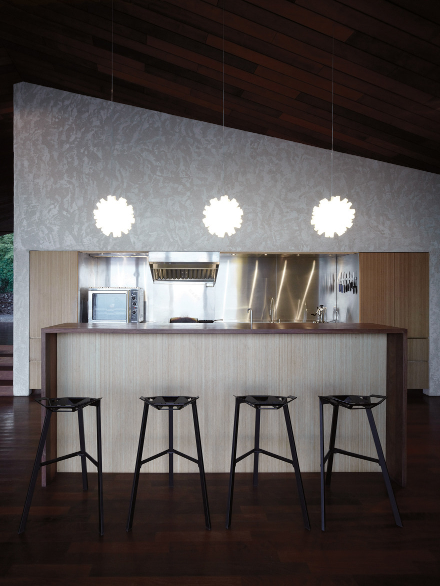 Angular roof covers clifftop home in Maui by Dekleva Gregorič Arhitekti-10