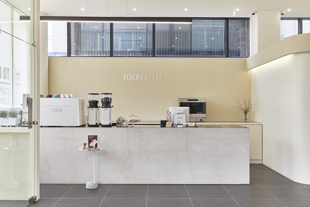 明亮的现代咖啡厅，32 平米打造舒适氛围-11