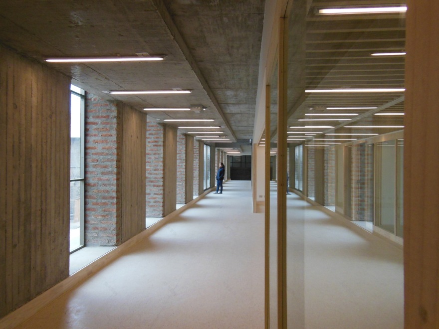 融入环境的 UC 艺术学院新教学楼-19