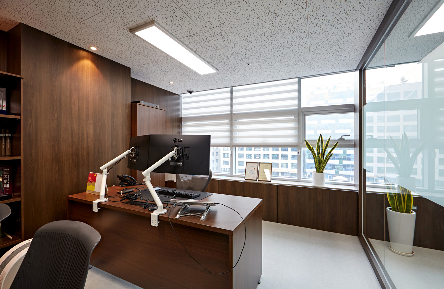 首尔高级会计师事务所的现代极简内饰设计-16
