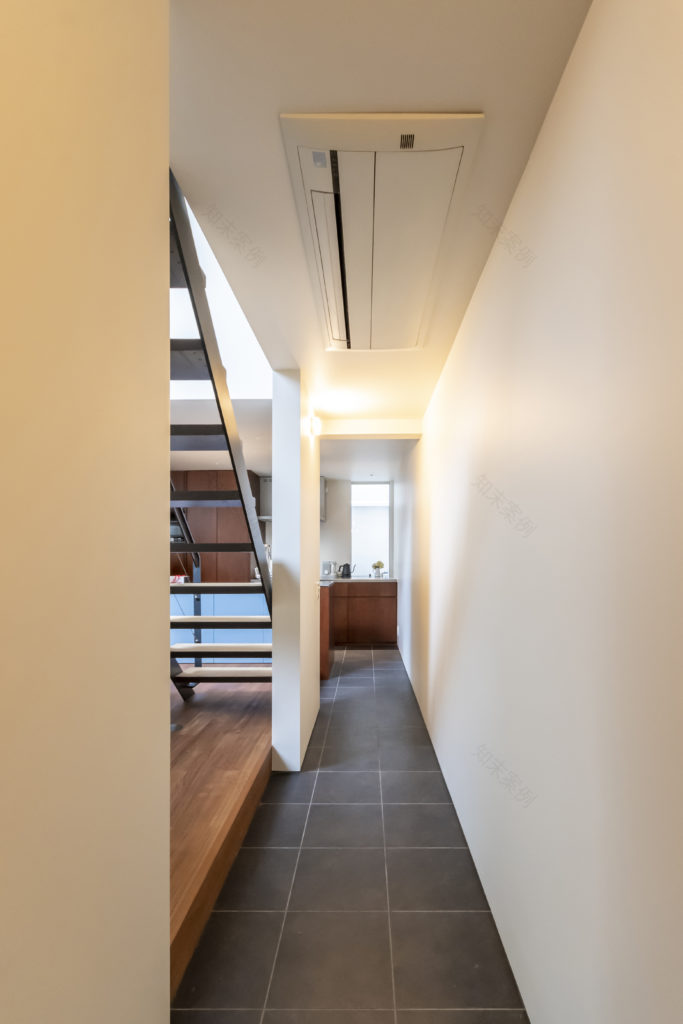 四囲を壁で包んだ家住宅の密集地ながら、静かで落ち着き感のある空間で暮らす | Architecture | 100%LiFE-8