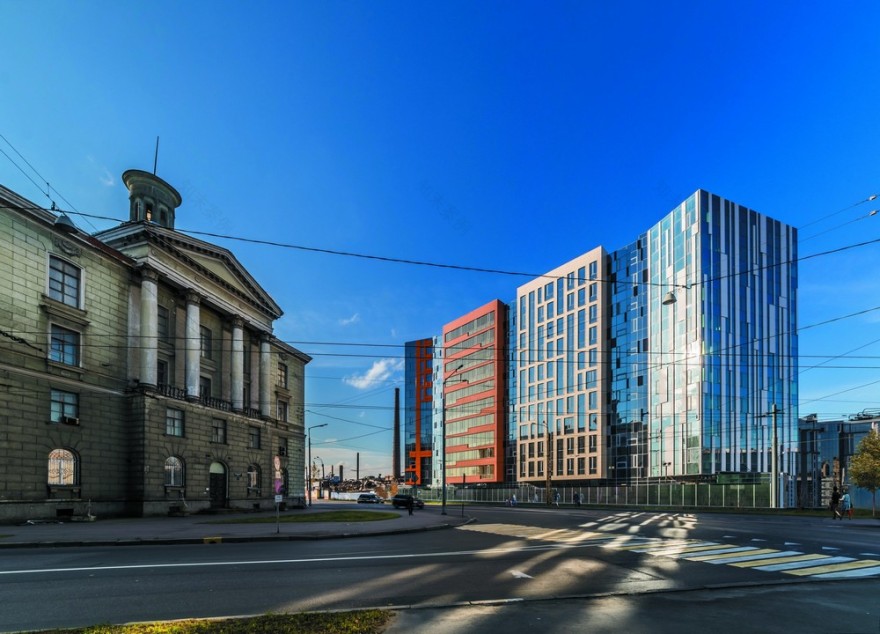 彩色玻璃构建的办公大楼-25