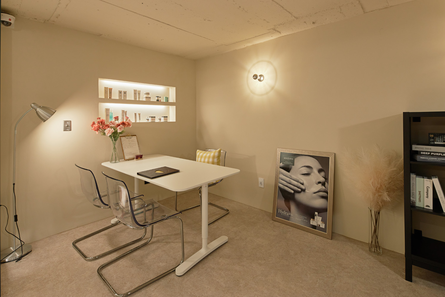 30 平米高级 SPA 店，白色与原木的精致空间-5