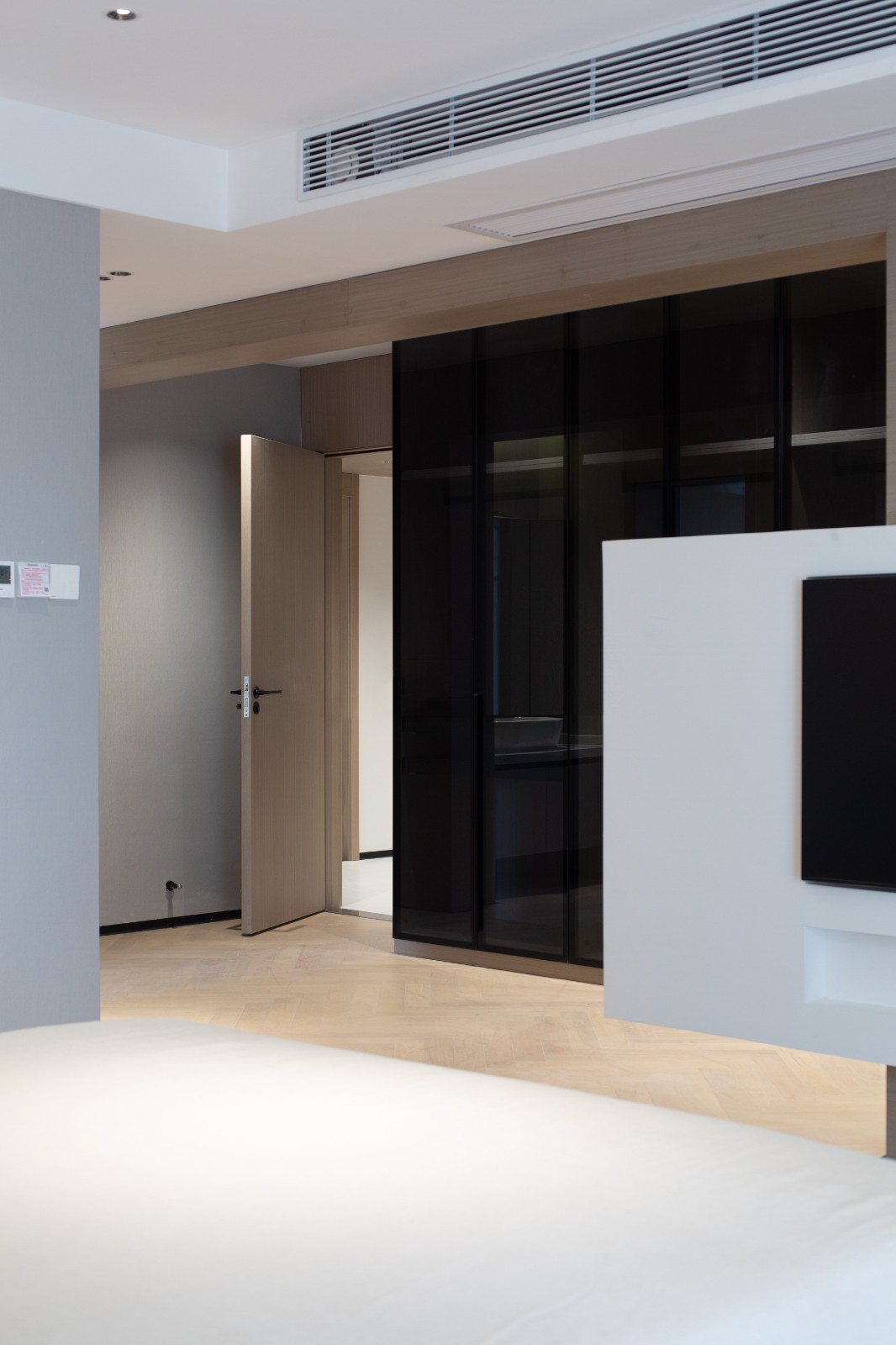 琐碎空间大改造 | 220 平经典现代风设计，灯光与质感的完美结合-10