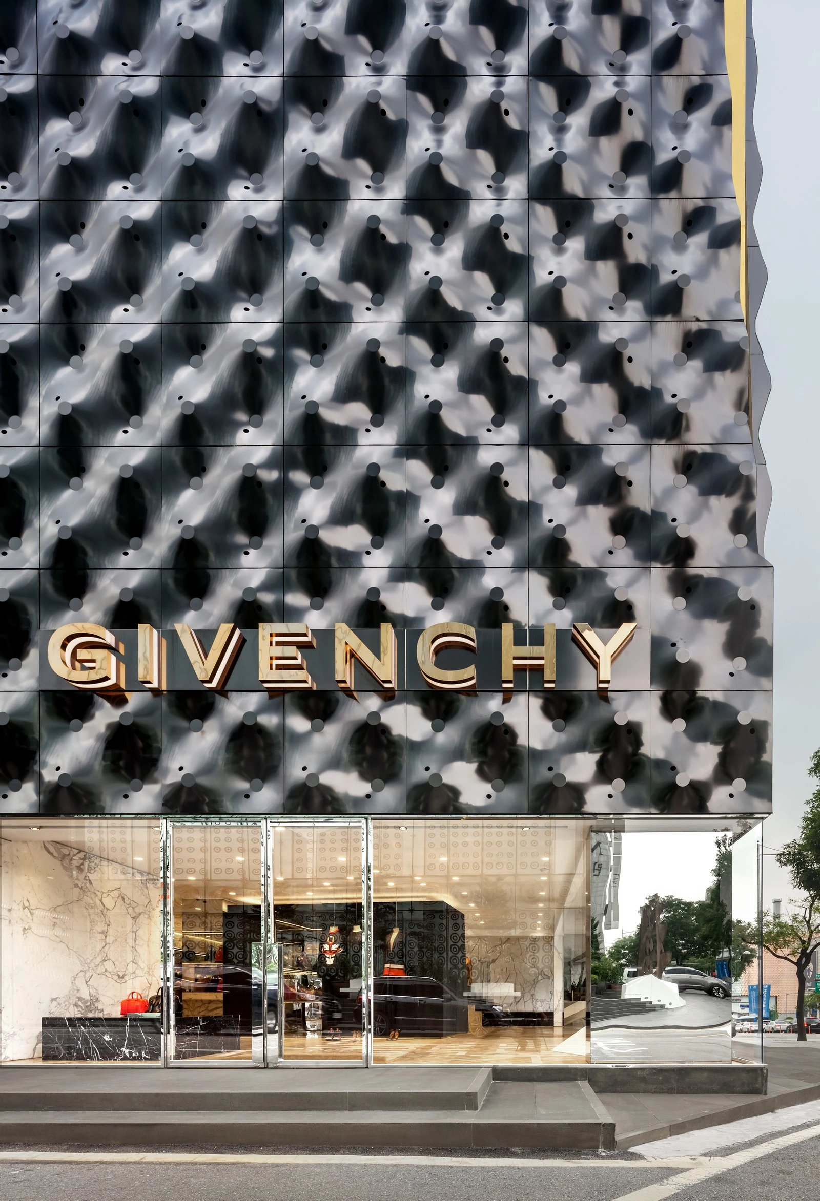 首尔 Givenchy 旗舰店 | 光怪陆离的都市地标-19